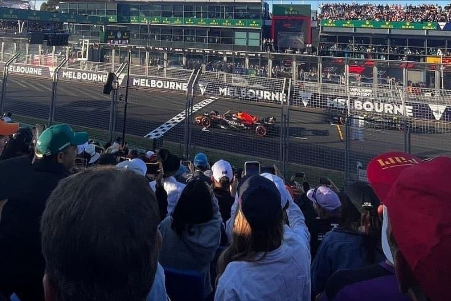 En la tercera curva del vigésimo quinto giro, Sainz rebasaba a Gasly y se colocaba cuarto,...