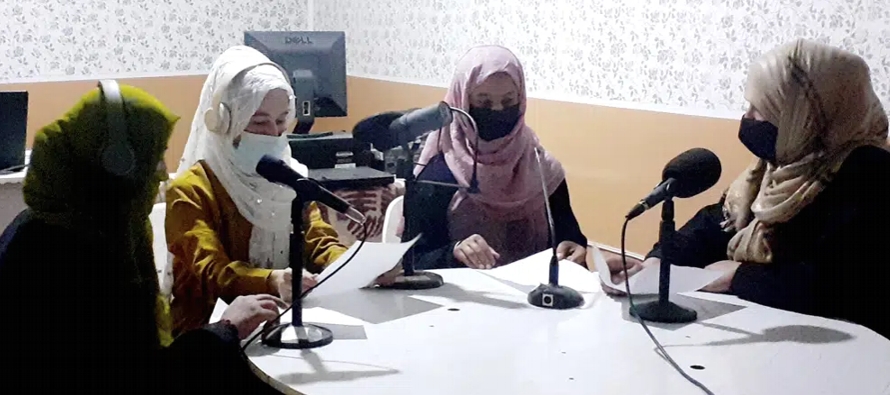 Sadai Banowan, que significa voz de las mujeres en Dari, era la única emisora en...