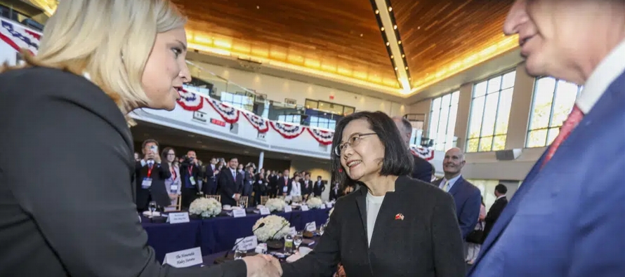 Kevin McCarthy mantuvo conversaciones el miércoles con la presidenta Tsai Ing-wen en la...