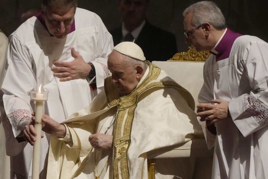 El papa Francisco reapareció en público el sábado para presidir la misa de la...