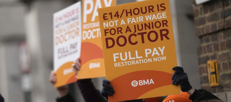 La Asociación Médica de Gran Bretaña, el sindicato de doctores, pide un...