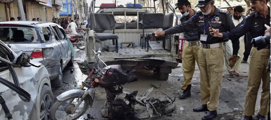 El primer incidente en Quetta, la capital de la provincia de Baluchistán, mató a dos...