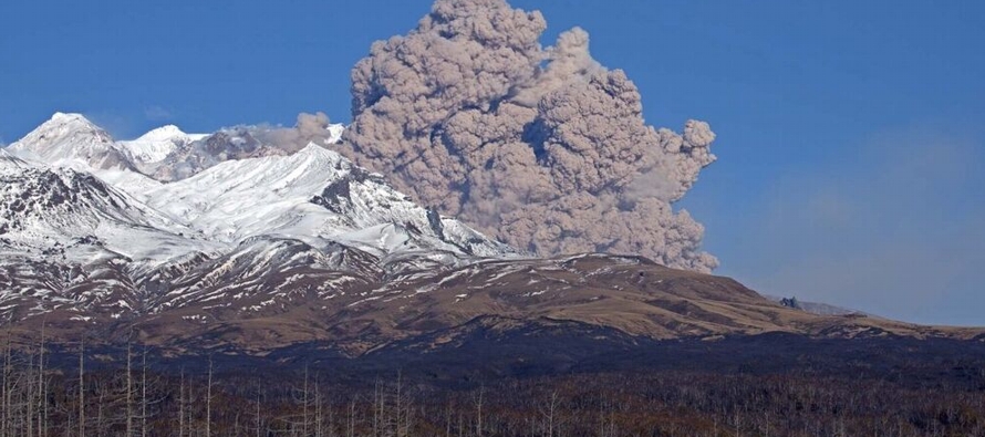 La nube producida por el Shiveluch, uno de los volcanes más activos de Kamchatka, se...