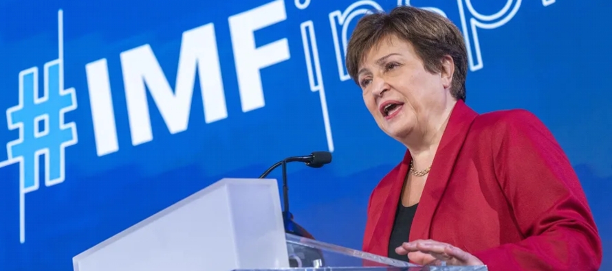 El FMI publicó este martes su informe de perspectivas económicas mundiales, en el que...