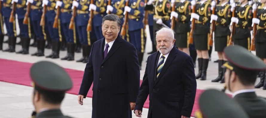 Lula fue recibido con todos los honores militares, incluso un saludo de 21 cañonazos, en el...
