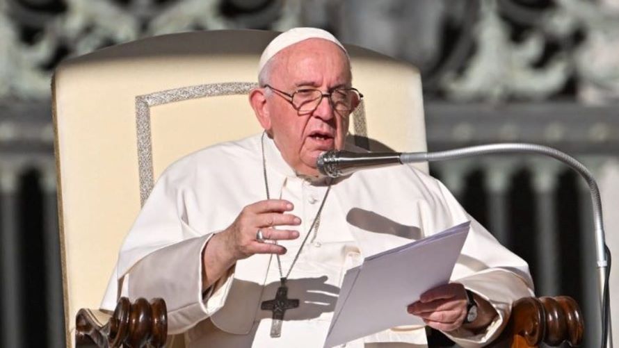 El papa Francisco defendió el domingo públicamente a san Juan Pablo II y...