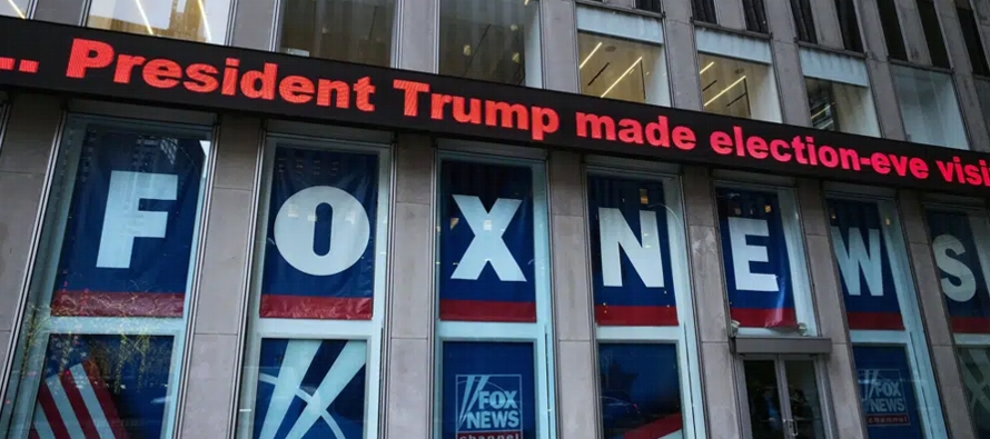 Las estrellas de Fox News, Tucker Carlson y Sean Hannity, y el fundador Rupert Murdoch se...