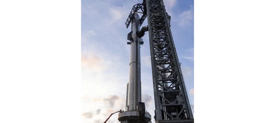 Es el cohete más grande y poderoso jamás construido, con casi 120 metros (400 pies)...