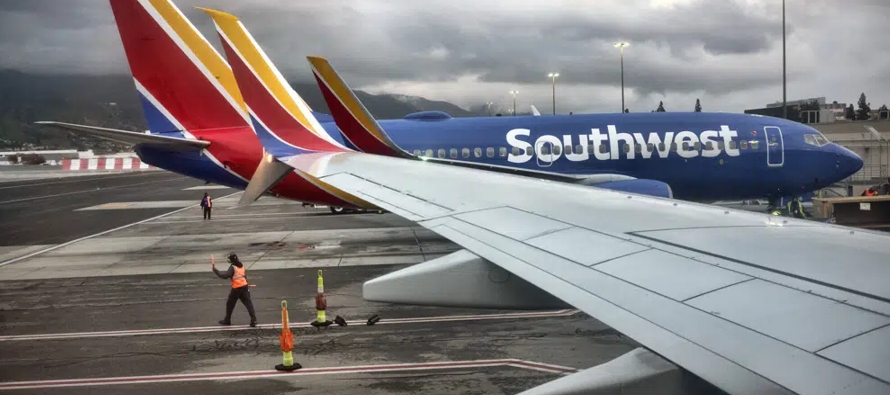 Southwest exhortó a los clientes a revisar el estatus de sus vuelos y “explorar...
