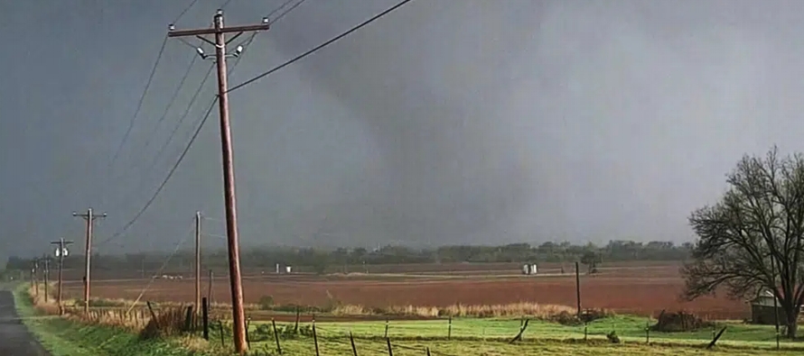 El Servicio Meteorológico Nacional empezó a emitir advertencias de tornados y fuertes...