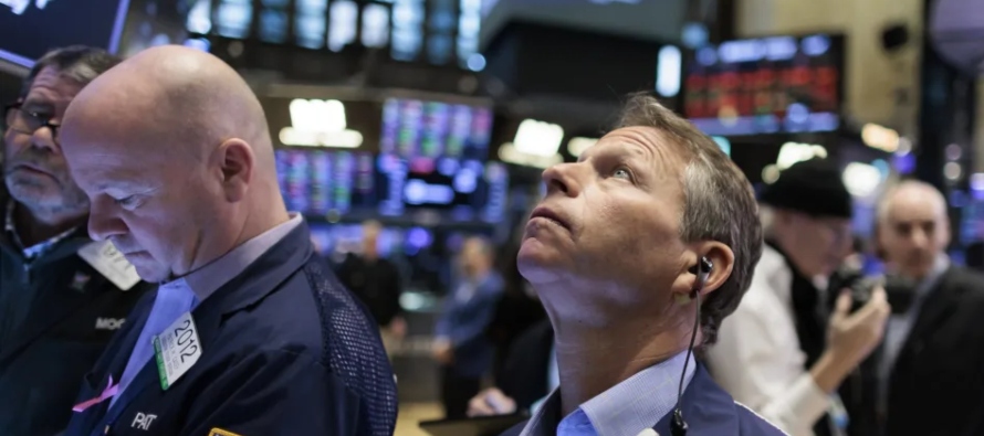 Wall Street anotó un leve descenso semanal en sus principales indicadores mientras digiere...