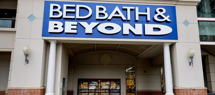 Bed Bath & Beyond, uno de los primeros grandes almacenes de venta al menudeo, solicitó...