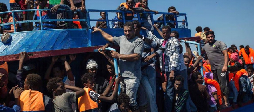 Los migrantes estaban el lunes en la mañana cerca del puerto de Lampedusa esperando a ser...