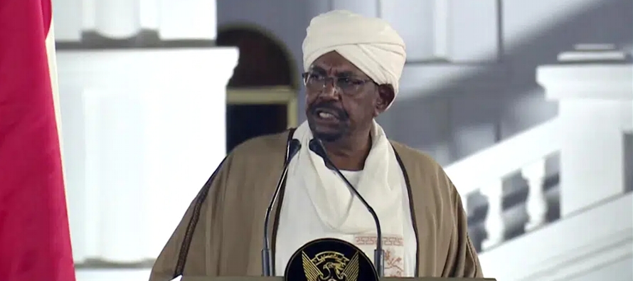 El ejército dijo que el exautócrata Omar al-Bashir está retenido en un...