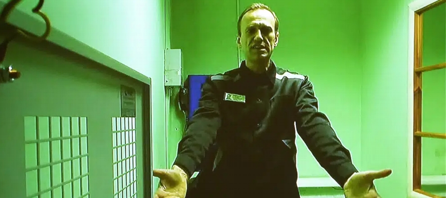 En una videoconferencia desde prisión, Navalny dijo que los cargos de extremismo, que...