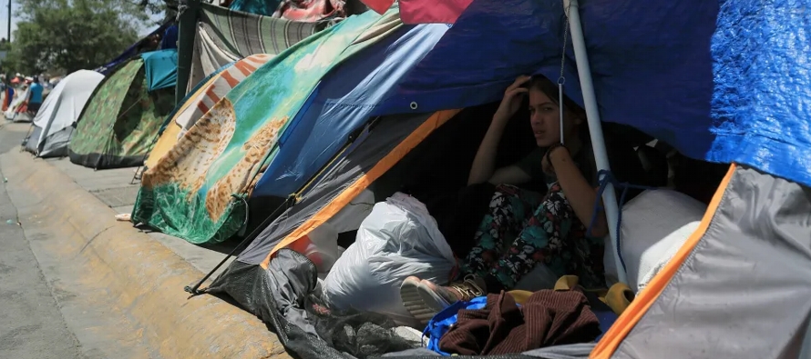 Decenas de indocumentados mantienen en Juárez un campamento para exigir justicia frente al...
