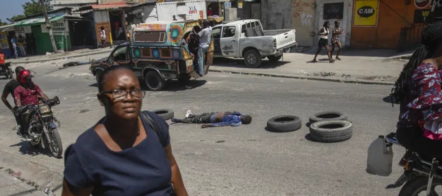 En total, más de 130,000 haitianos han huido de sus comunidades mientras las pandillas...
