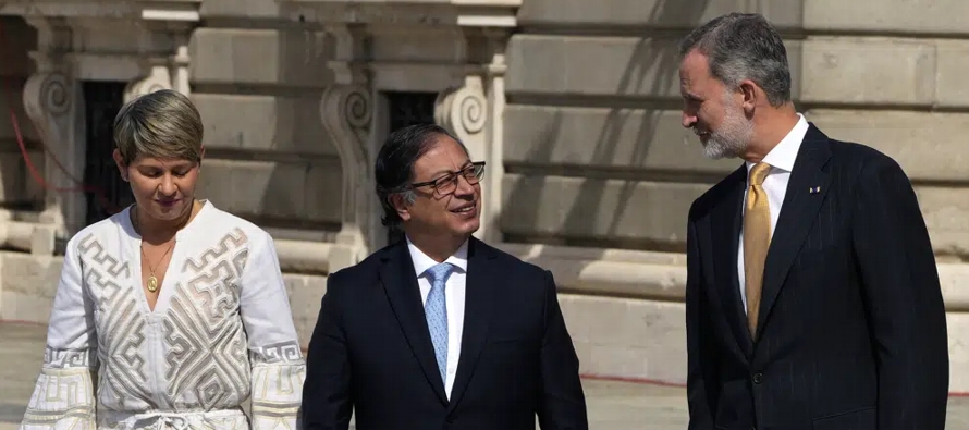 El rey Felipe VI y el presidente del gobierno, Pedro Sánchez, recibieron a Petro en Madrid. 