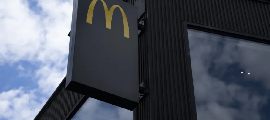 Archways Richwood LLC, que opera 27 restaurantes de McDonald 's, permitió que 242...