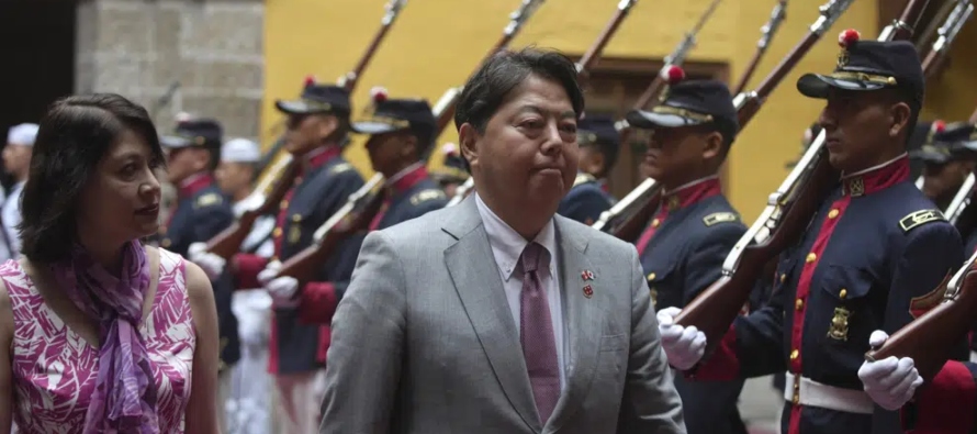 Hayashi sostuvo reuniones con la canciller Gervasi y con la presidenta peruana, Dina Boluarte, en...