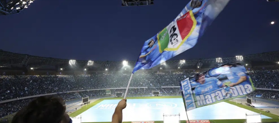 En Udine, los tifosi irrumpieron en la cancha tras sonar el silbatazo final, mientras la noche de...
