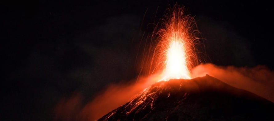 Según la Conred, la actividad del volcán se ha intensificado y unas 100,000 personas...