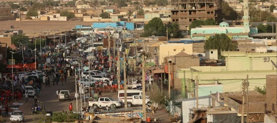 Muchos de los cinco millones de habitantes de Jartum se despertaron con ataques aéreos y...