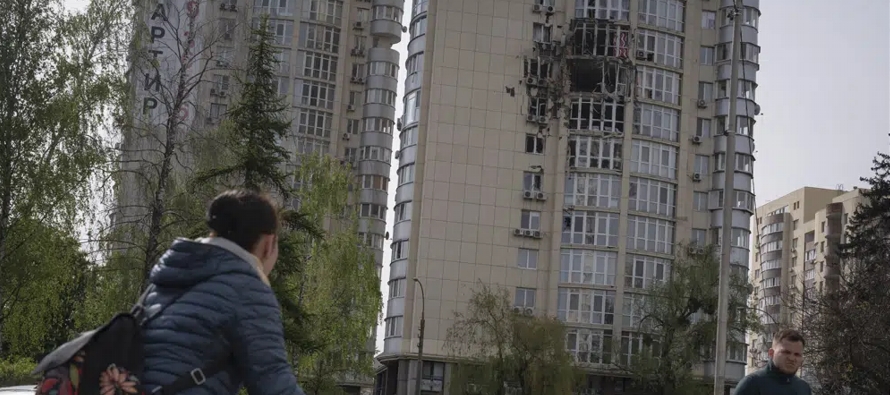 Cinco personas resultaron heridas en la capital ucraniana por restos de los drones, indicó...
