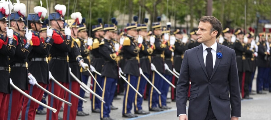 Junto a la primera ministra, Elisabeth Borne, Macron colocó una corona de flores ante la...