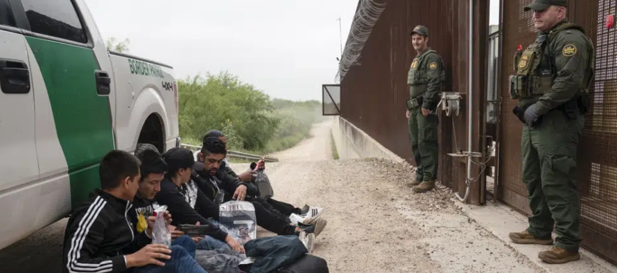 En El Paso, Texas, cerca de 2,200 migrantes acampan o viven en las calles a pocas cuadras de los...