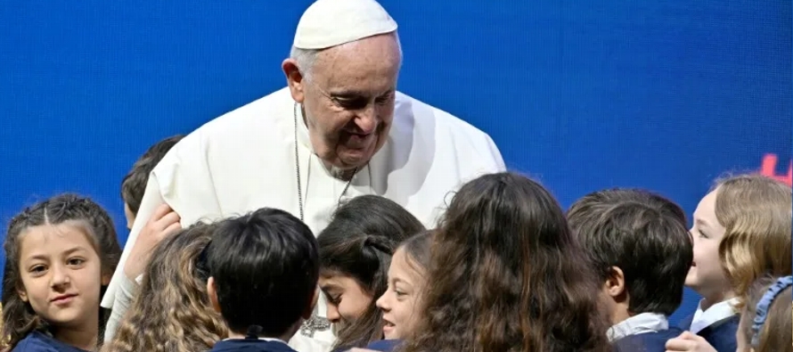 El pontífice, de 86 años, inauguró el segundo día de una conferencia en...
