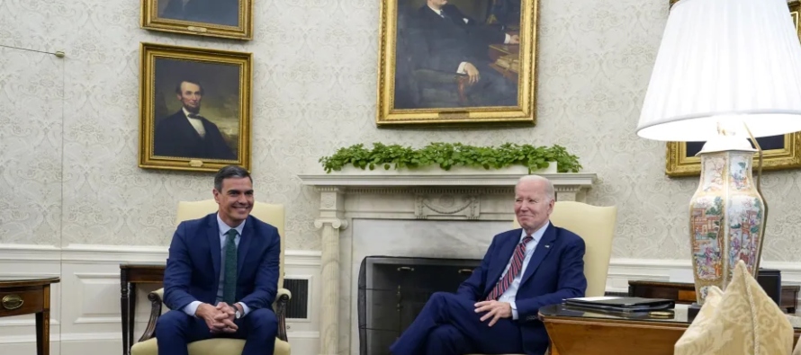 Cuando la prensa entró al Despacho Oval, Biden y Sánchez estaban sentados el uno al...
