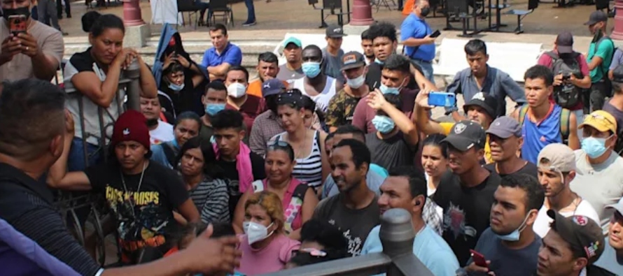 Este migrante, quien viaja con dos compatriotas y otros migrantes venezolanos que se encontraron en...