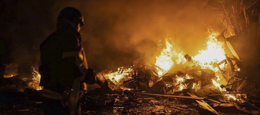 Fuertes explosiones resonaron sobre Kiev antes del amanecer en un ataque ruso que combinaba...