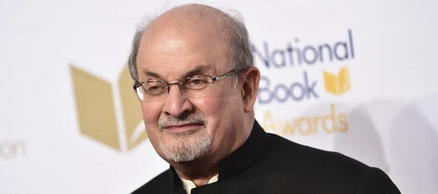 Rushdie envió un mensaje en video mostrado el lunes por la noche en la entrega de los...