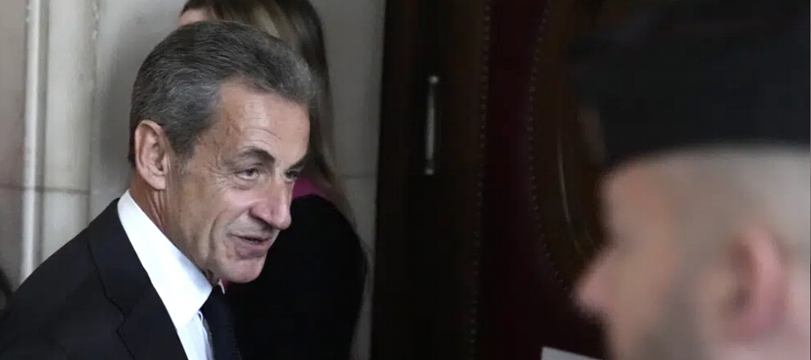 Sarkozy, fue condenado en 2021 por intentar sobornar a un magistrado a cambio de información...