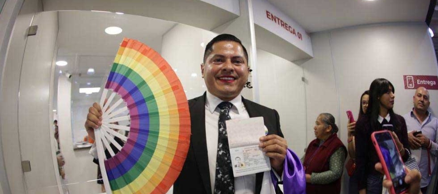 México emitió el miércoles los primeros tres pasaportes no binarios, una...