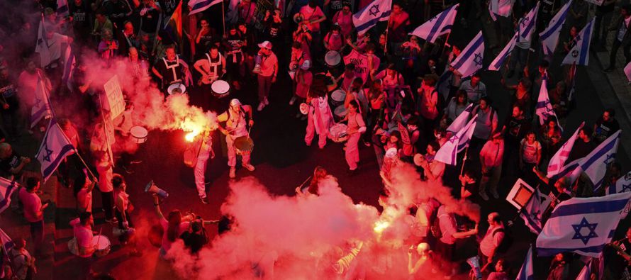 Miles de israelíes marcharon el sábado contra los polémicos planes de su...