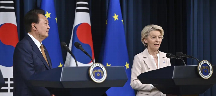 El presidente surcoreano, Yoon Suk Yeol, se reunió con el presidente del Consejo Europeo,...