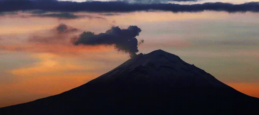 La actividad en el volcán de 5.425 metros de altura ubicado a unos 70 kilómetros al...