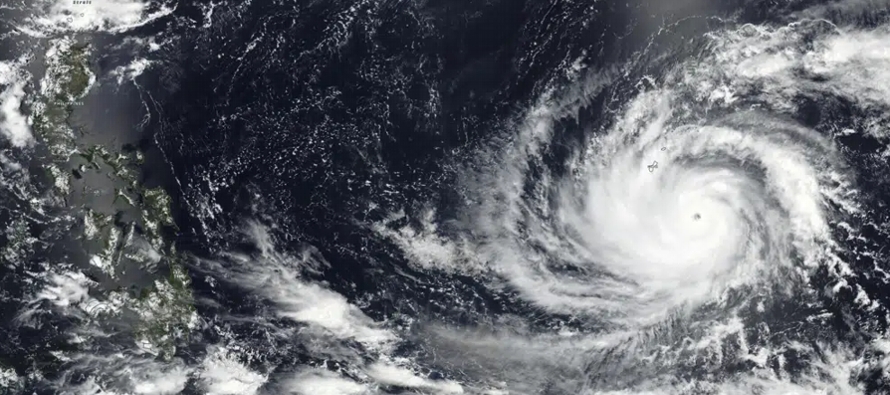 La tormenta cobraba fuerza a medida que se acercaba a Guam, y el servicio meteorológico...