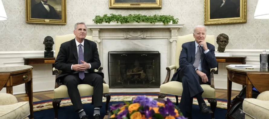 Tanto McCarthy como Biden mostraron optimismo después de una reunión en la Casa...