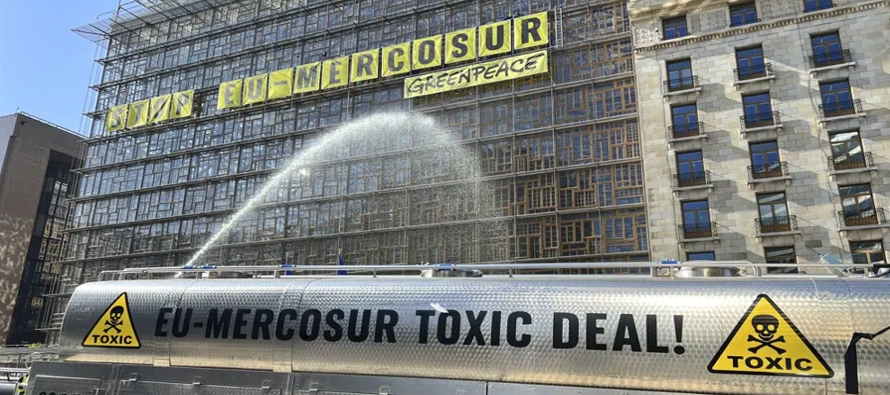 “STOP EU-MERCOSUR”, escribió con letras gigantes el grupo ambientalista...