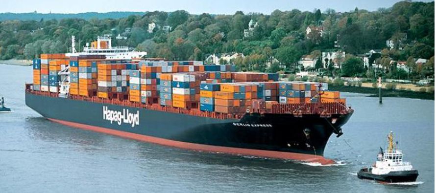 En una de las rutas marítimas más transitadas del mundo, buques cargados de muebles,...