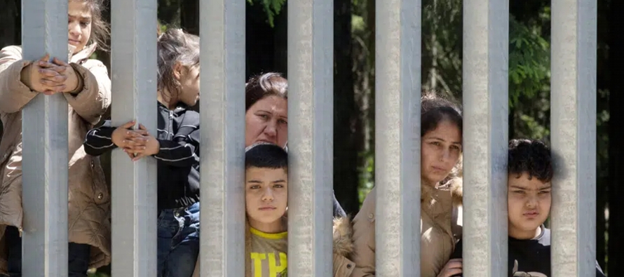 A pesar que los migrantes se encontraban fuera del muro fronterizo polaco, activistas del Grupo...
