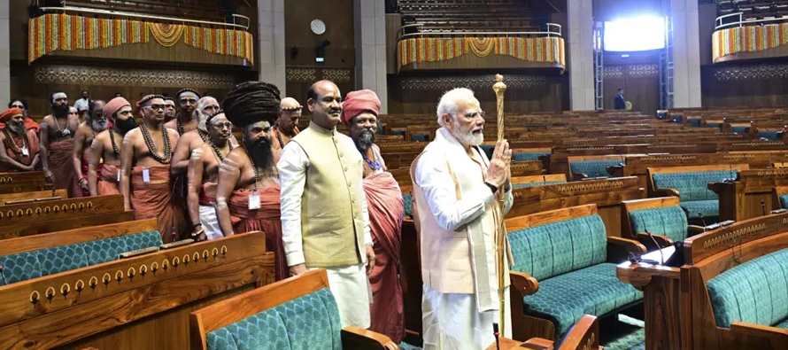 Modi inauguró el nuevo parlamento en la capital, Nueva Delhi, ofreciendo plegarias mientras...