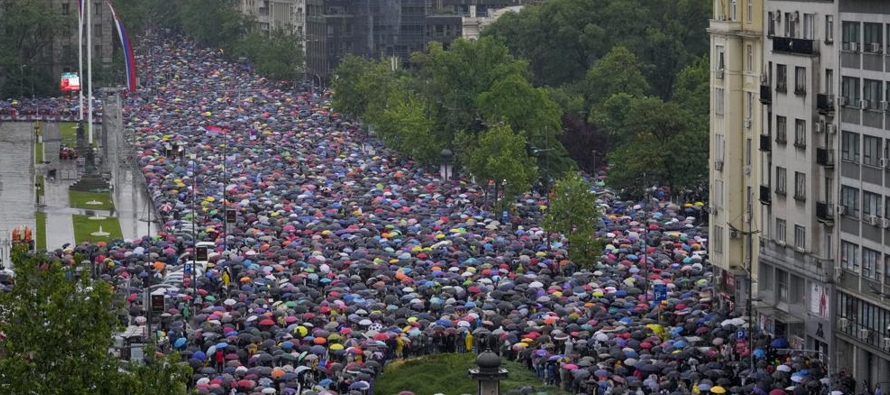Las protestas lucen como un inicio de la mayor rebelión contra el régimen de Vucic en...