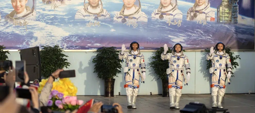 La tripulación, incluido el primer astronauta civil de China, coincidirá brevemente...