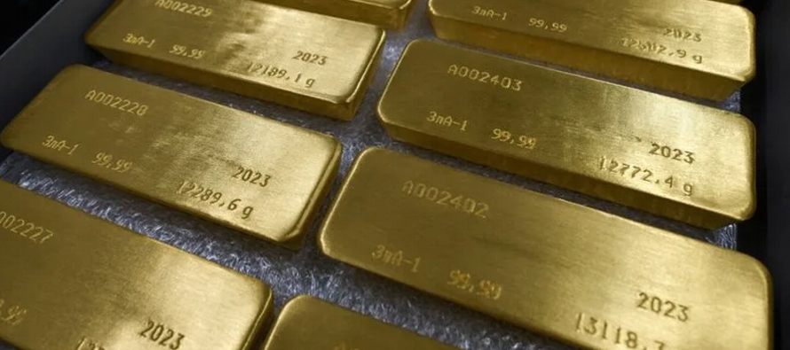 A las 1609 GMT, el oro al contado subía un 0,4% a 1.967,29 dólares por onza. 