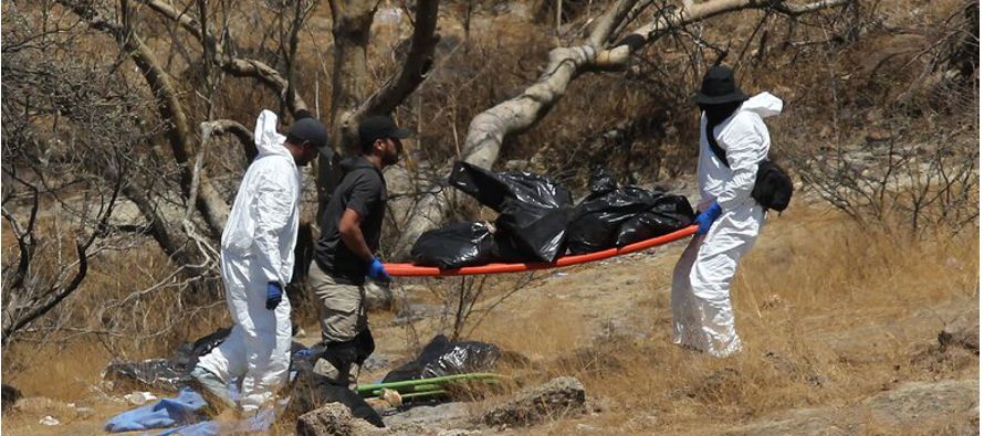 Esta semana, las autoridades recuperaron al menos 45 bolsas de basura con varios restos humanos que...
